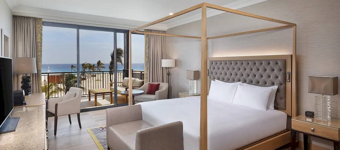 Luxuriöses Hotelzimmer im Hilton Cabo Verde Sal Resort mit Meerblick und Balkon.