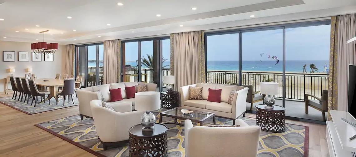 Wohnzimmer des Hilton Cabo Verde Sal Resorts mit Blick auf den Ozean.