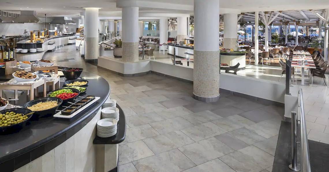 Buffetbereich im Sol Lanzarote All Inclusive Hotel mit vielen Gerichten und freien Tischen.