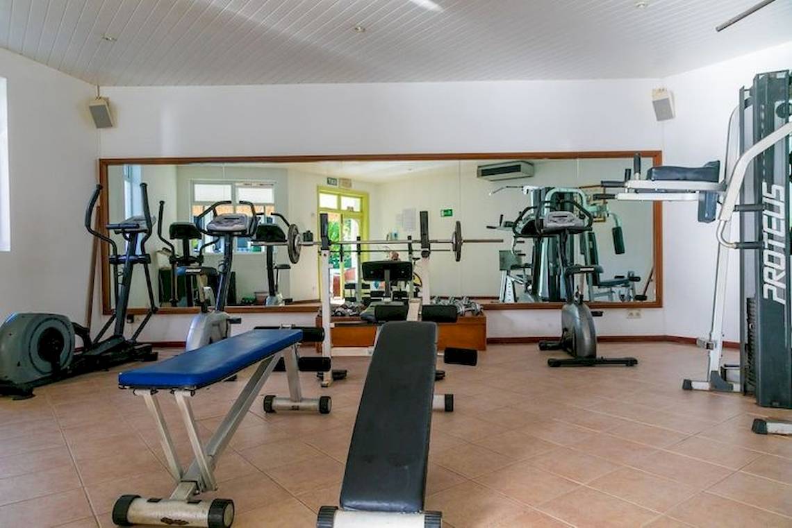 Fitness Center im Casuarina Resort & Spa mit verschiedenen Trainingsgeräten.