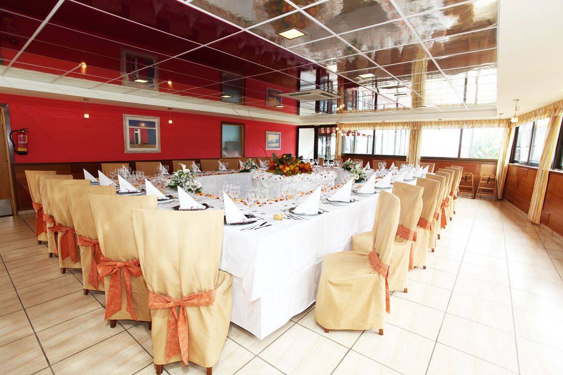 Festlich gedeckter Tisch im Speisesaal des AluaSoul Orotava Valley Hotels.