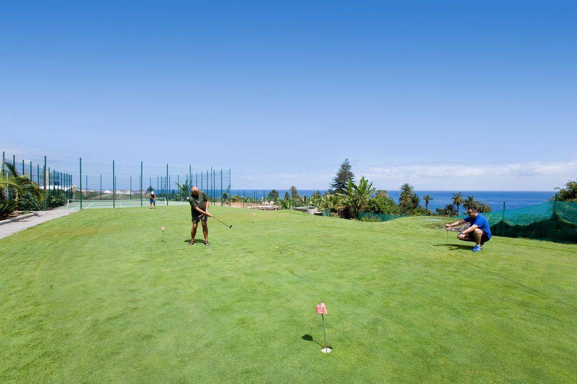 Golfspieler auf dem Golfplatz des AluaSoul Orotava Valley Hotels mit Blick auf den Ozean.