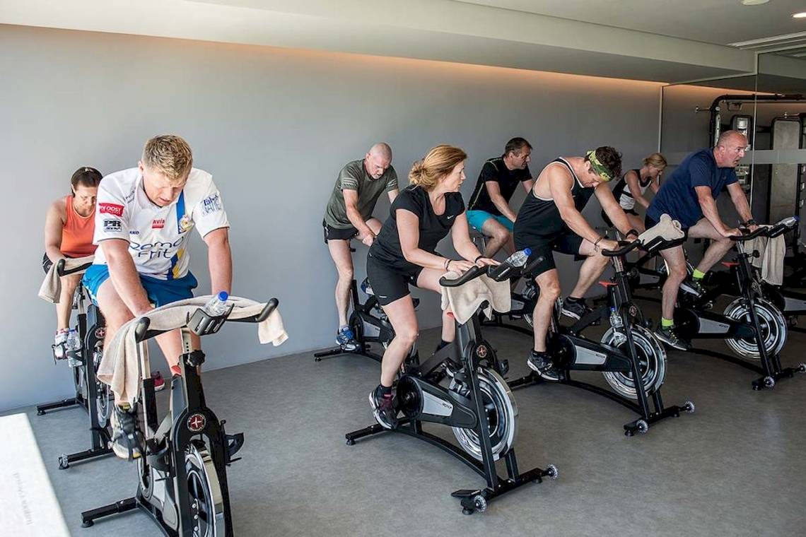 Fitnesskurs im Euphoria Resort mit mehreren Teilnehmern auf Spinning-Bikes.