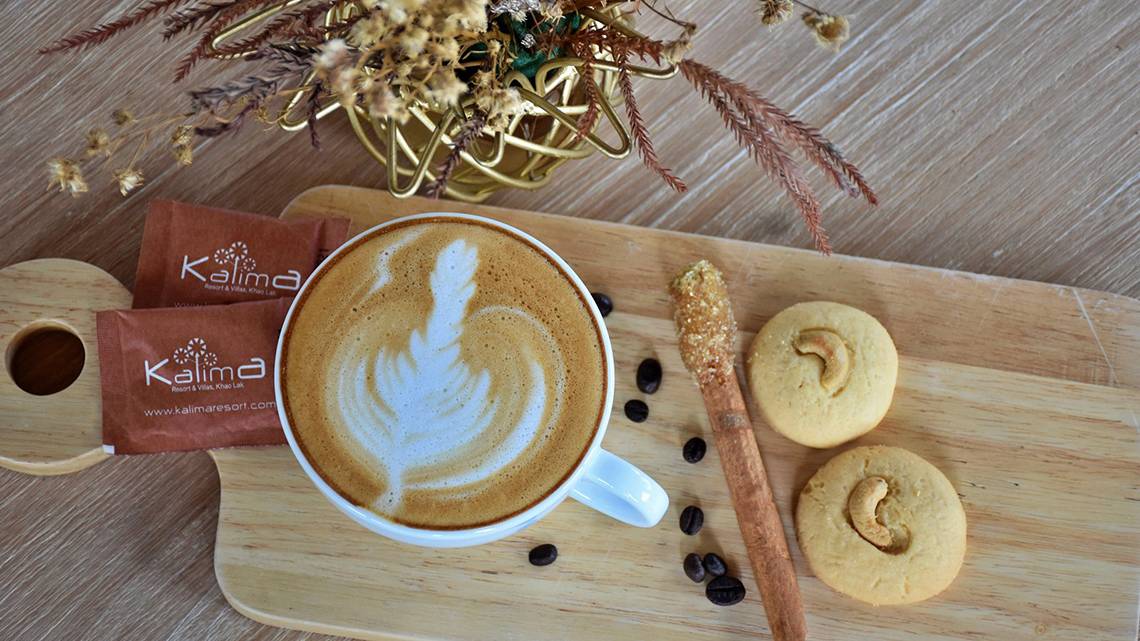 Kalima Resort & Villas Khao Lak: Kaffee und Kekse auf einem Holzbrett.