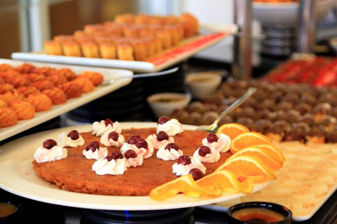 Buffet im LABRANDA Ephesus Princess Hotel mit verschiedenen Desserts und Kuchen.