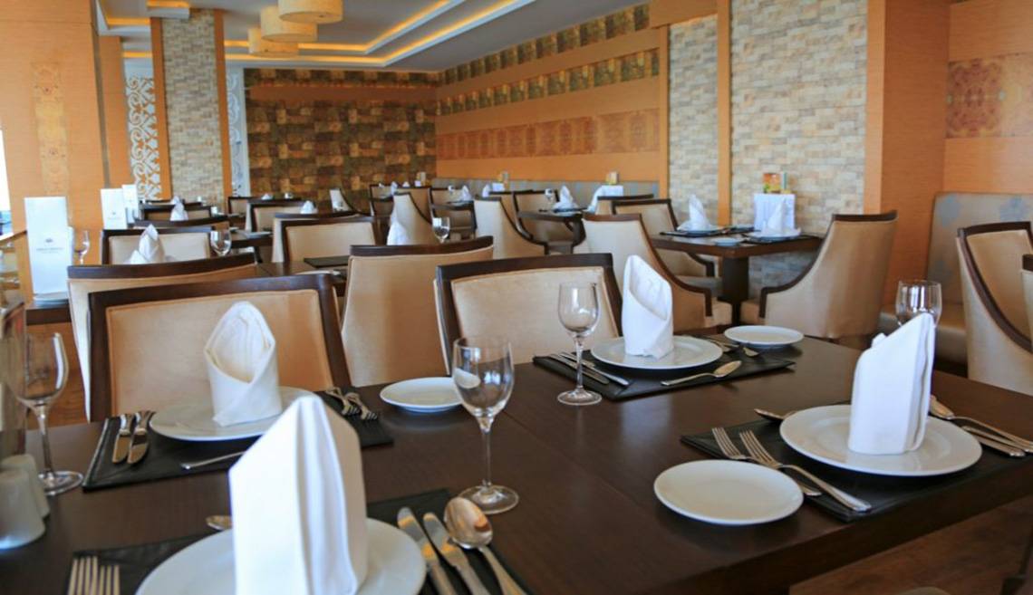 Restaurant des Labranda Ephesus Princess Hotels mit gedeckten Tischen