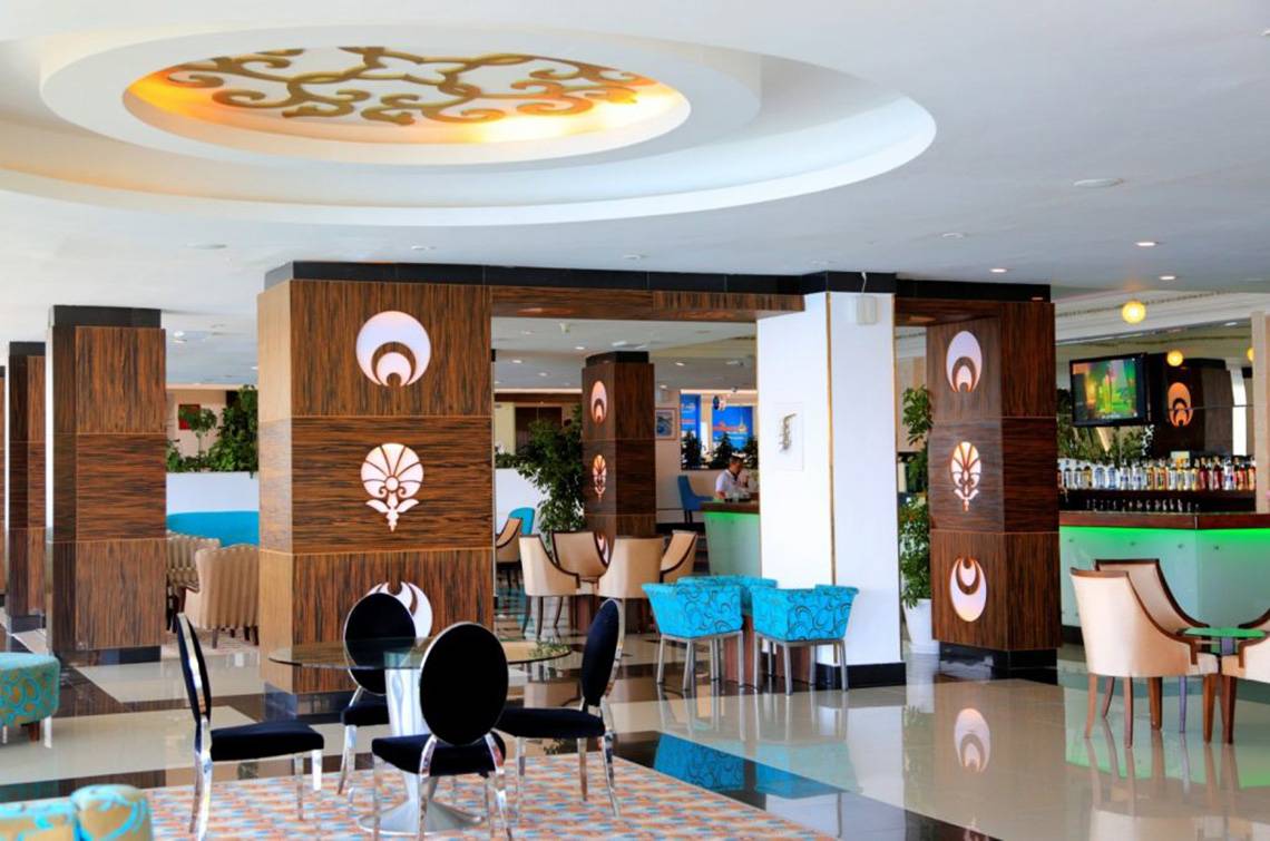 Hotellobby des LABRANDA Ephesus Princess mit modernen Möbeln und einer beleuchteten Decke.