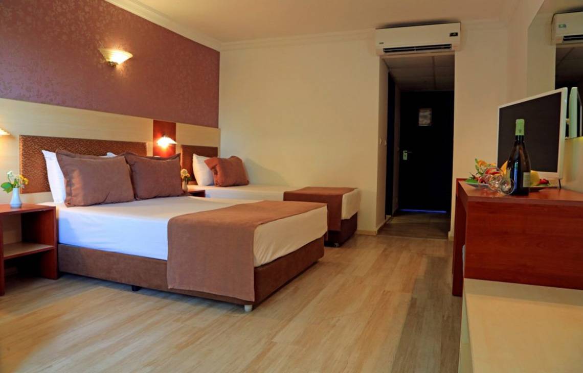 Doppelzimmer im LABRANDA Ephesus Princess Hotel mit zwei Betten, Dekor und Klimaanlage.
