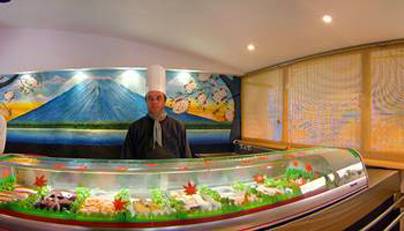Ein Koch steht hinter der Sushi-Bar im Muthu Playa Varadero Hotel.