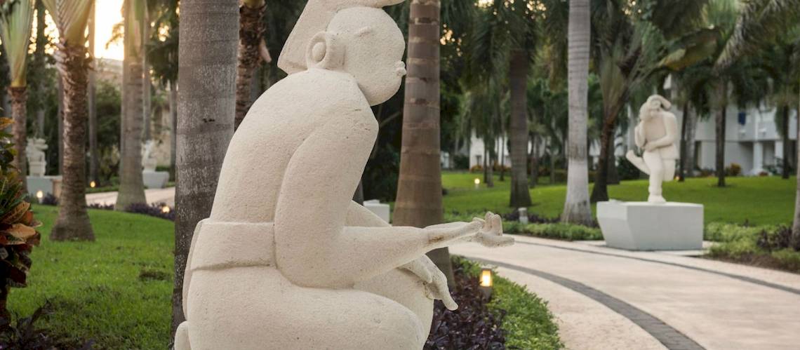Weiße Statue im Park der Grand Riviera Princess