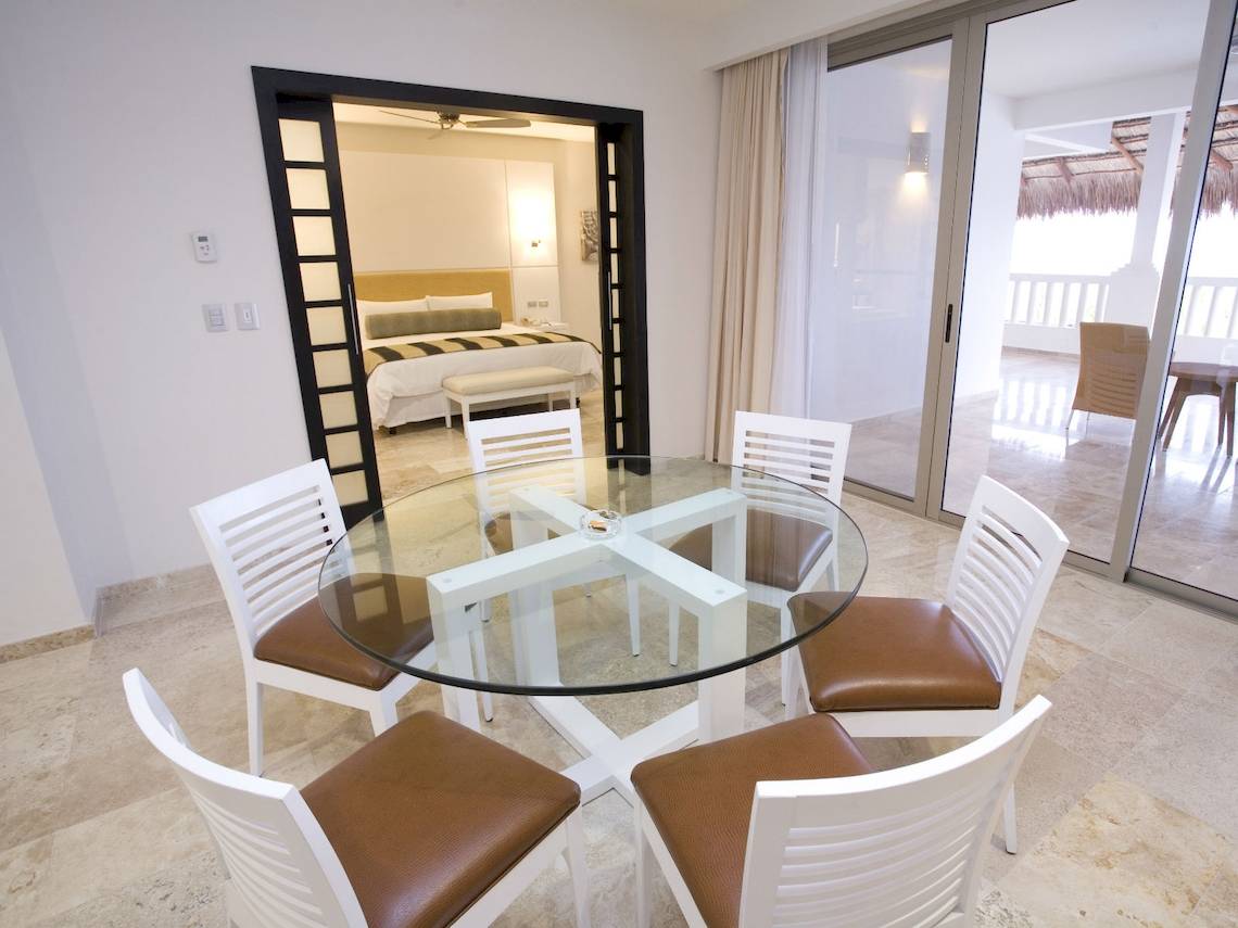 Suite des Grand Riviera Princess Hotels mit Essbereich, Tisch und Stühlen.