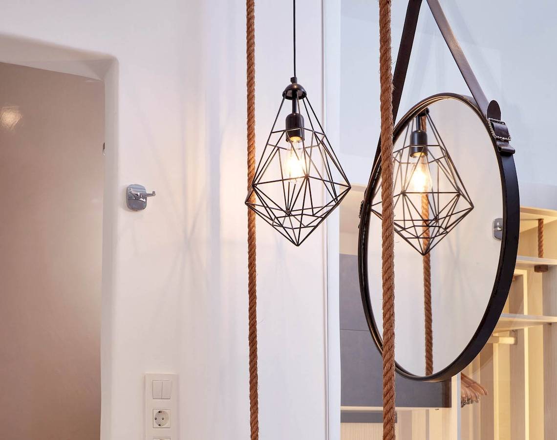Badezimmer im Absolute Mykonos Suites & More mit Hängeleuchten und Spiegel.