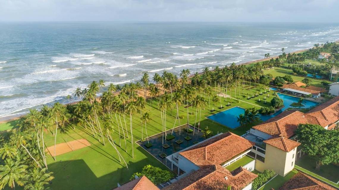 Luftaufnahme des Blue Water Hotel und Spa mit Blick auf den Ozean und die Anlage.