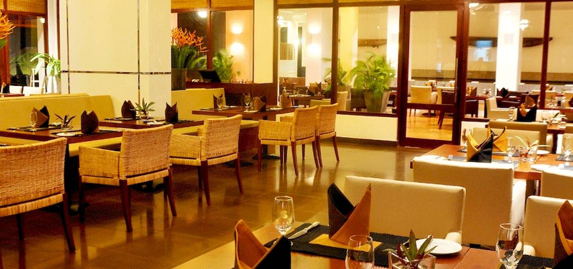 Restaurant im Blue Water Hotel und Spa mit geräumigen Tischen und Stühlen.