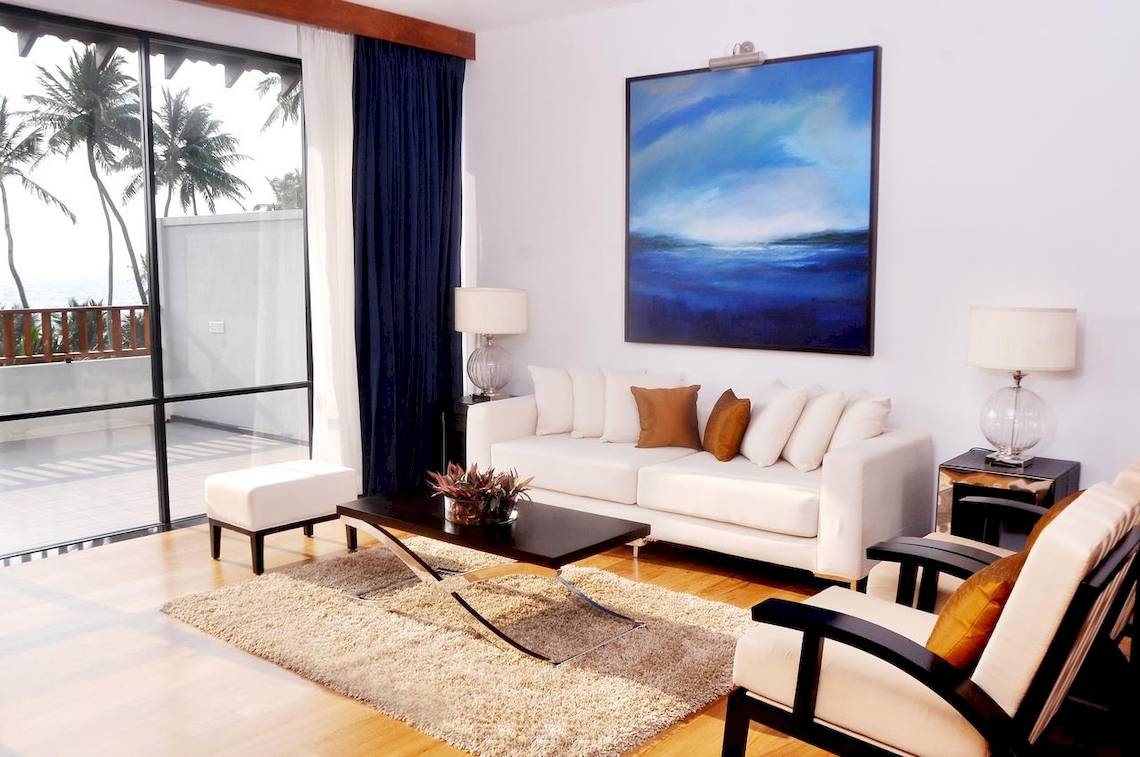 Innenraum des Blue Water Hotels und Spas mit weißem Sofa, Teppich, Tisch und Gemälde