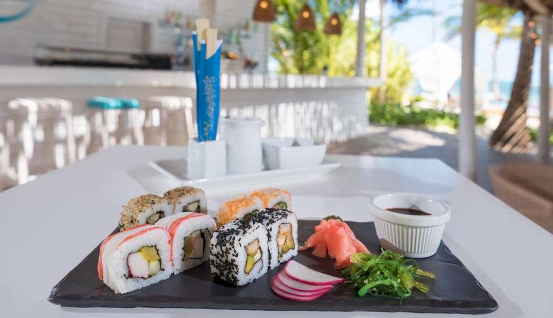 Sushi-Platte im Catalonia Royal Bavaro mit verschiedenen Sushi-Rollen und Sojasauce.