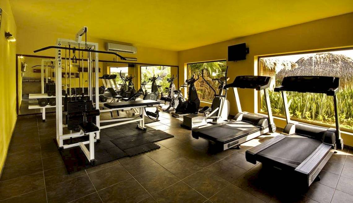 Fitnessstudio im Catalonia Royal Bavaro mit Geräten und Fenstern zur Außenseite