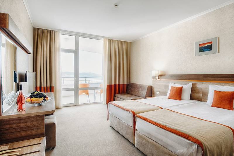 Doppelzimmer im Festa Panorama Hotel mit Meerblick, Bett, Couch, Tisch und Balkon