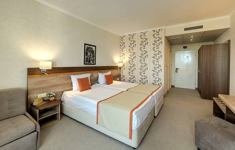 Doppelbett-Zimmer im Festa Panorama Hotel mit modernen Einrichtungen und floralem Wanddesign.