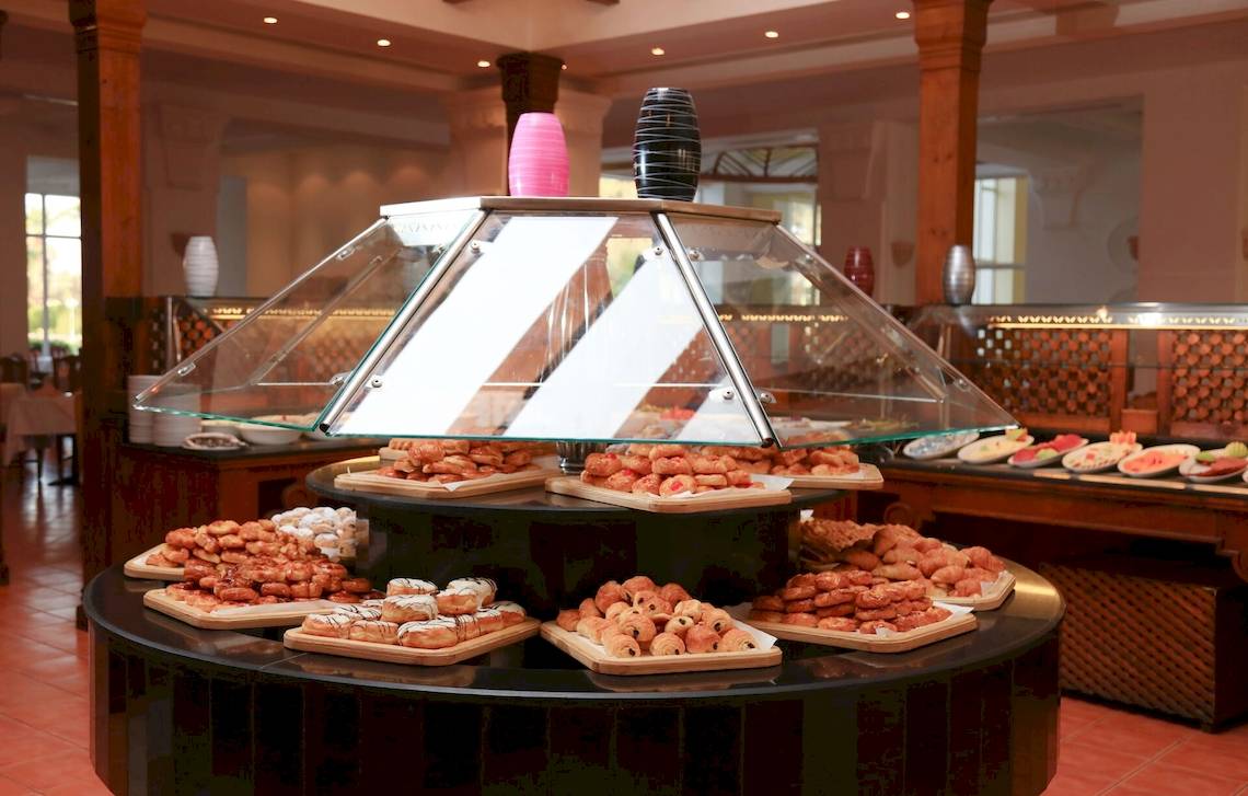 Dessertbuffet im LABRANDA Club Makadi Hotel mit verschiedenen Gebäckstücken.
