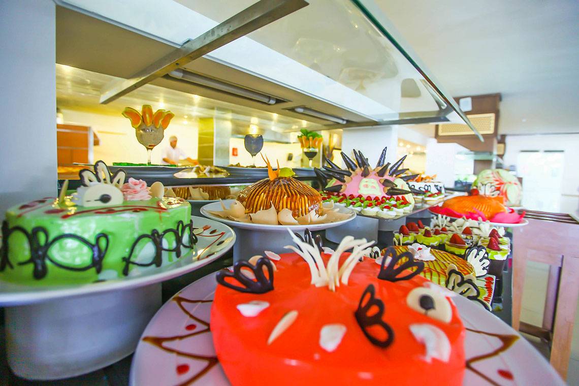 Hotelbuffet mit verschiedenen kunstvollen Kuchen im Eftalia Aqua Resort