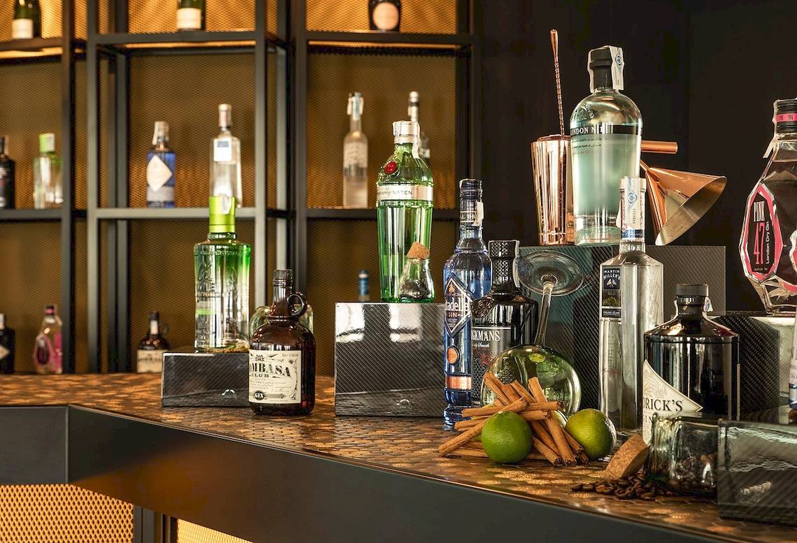 Cocktailbar im Sarena de Muro Resort Mallorca mit verschiedenen Flaschen und Gläsern