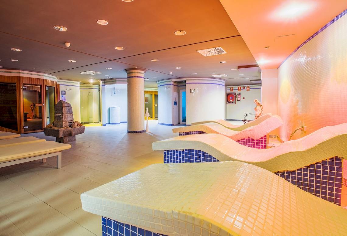 Wellnessbereich im Sarena de Muro Resort Mallorca mit gemusterten Liegen und gefliesten Wänden.