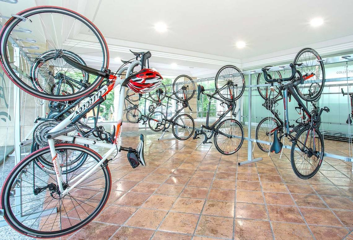 Mehrere Fahrräder in einem abstellraum des Sarena de Muro Resorts Mallorca