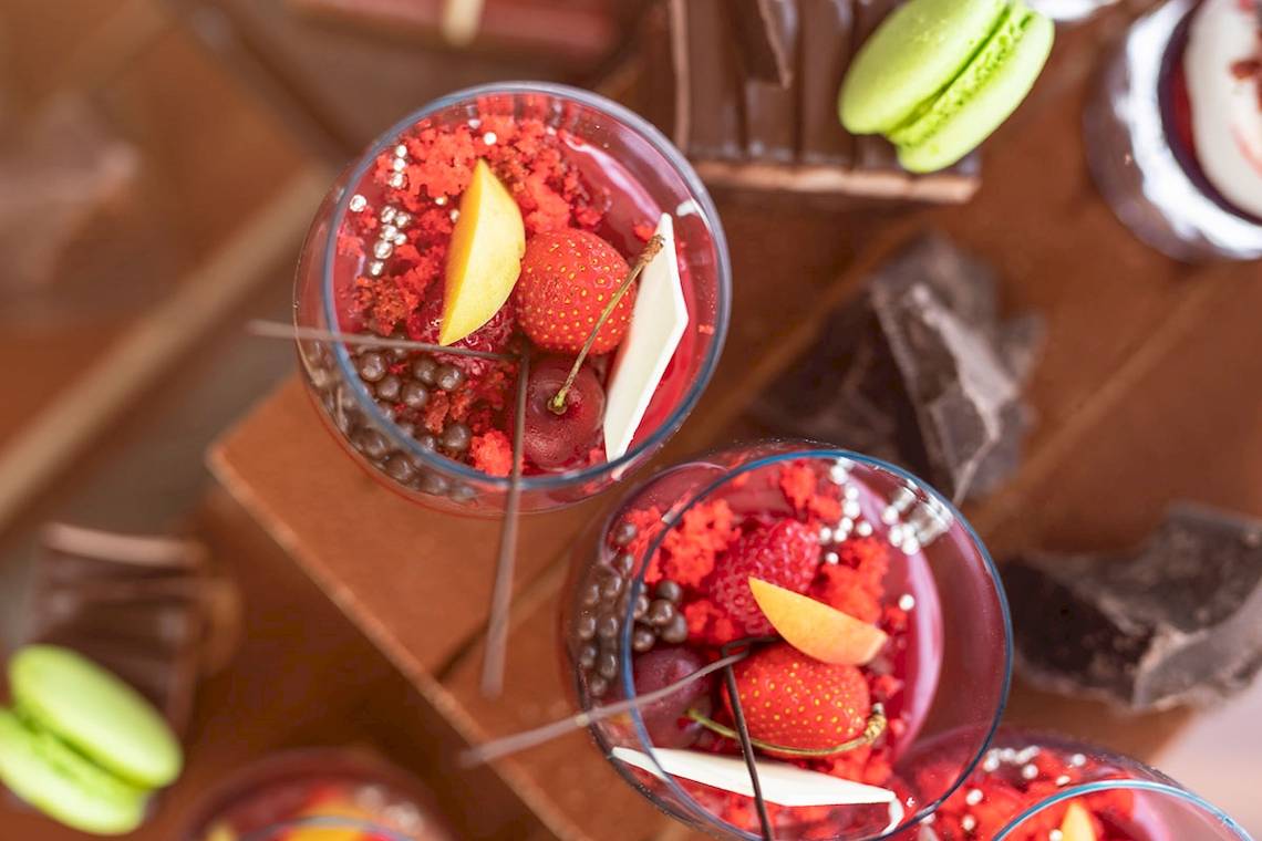 Fruchtbowlen im Voyage Sorgun Hotel mit Erdbeeren, Kirschen und Macarons