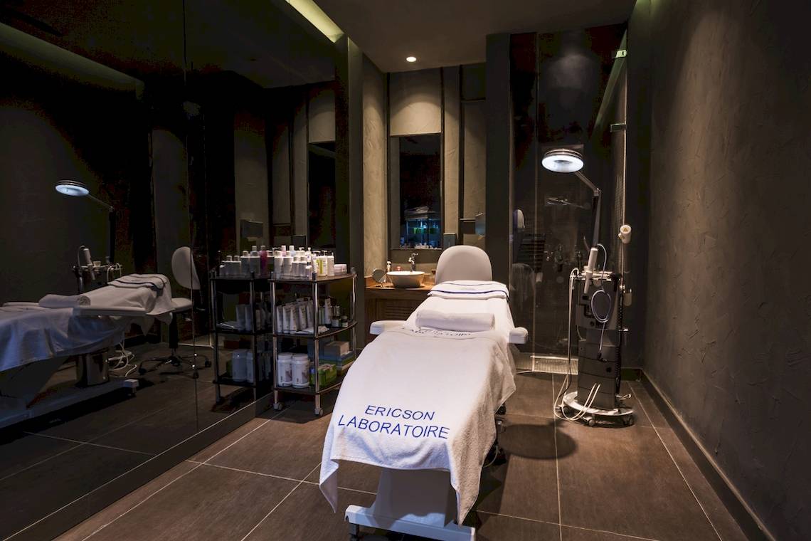 Behandlungsraum im Voyage Sorgun Hotel mit Erickson Laboratoire-Tuch auf dem Behandlungstisch.
