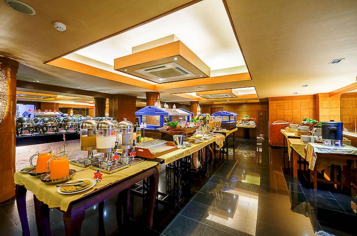 Frühstücksbuffet im Seaview Patong Hotel mit verschiedenen Gerichten und Getränken.