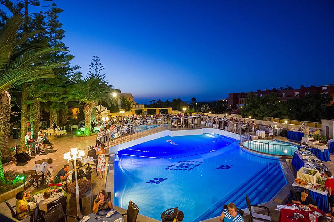 Vantaris Beach Hotel in Kreta, Aussenansicht des Hotels, Pool