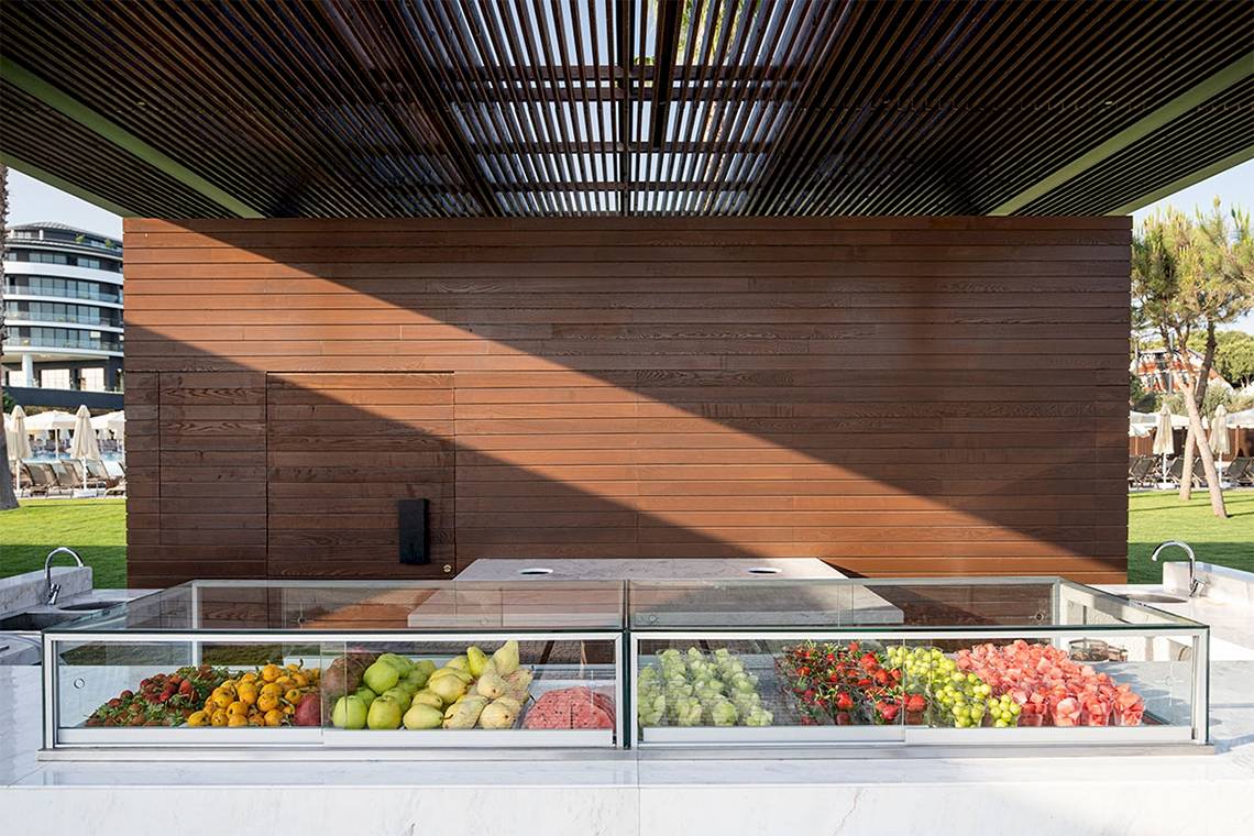 Obstbuffet im Voyage Belek Golf & Spa Hotel, präsentiert unter einer Glasüberdachung.