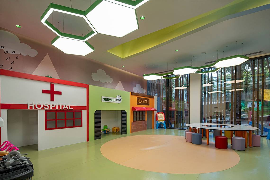 Kinderspielbereich im Voyage Belek Golf & Spa Hotel mit bunten Gebäuden und Spielzeug.