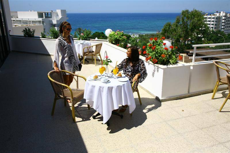 Zwei Frauen auf der Terrasse des Bella Napa Bay Hotels mit Blick auf das Meer.