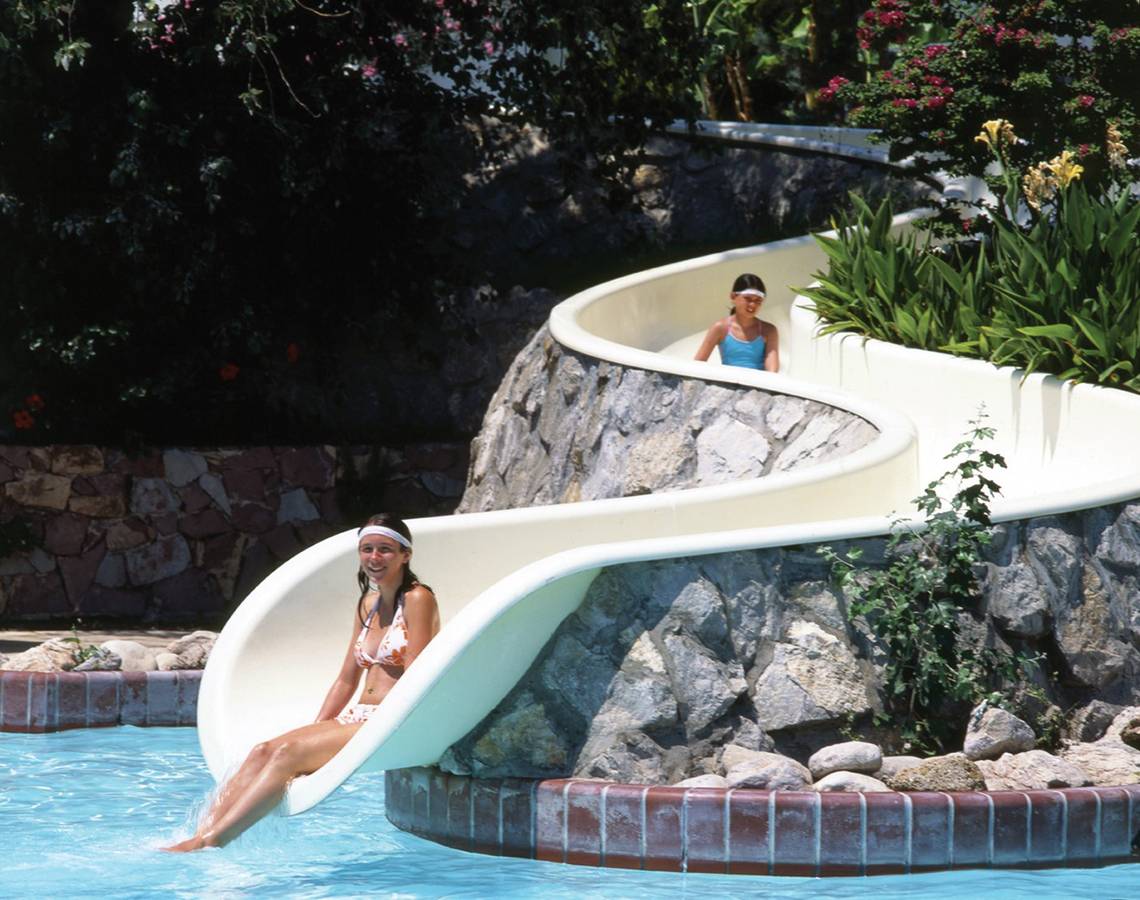 Eine Frau rutscht auf einer Wasserrutsche im Hotel Calypso Beach.