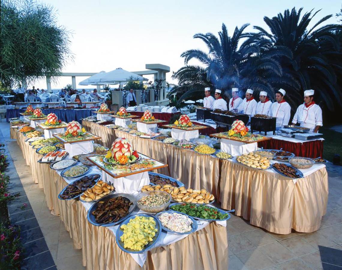 Buffetveranstaltung im Freien im Calypso Beach Hotel mit Köchen und vielen Gerichten.