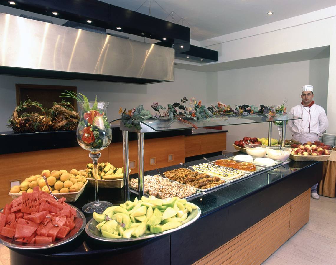 Ein Buffettisch im Calypso Beach Hotel mit verschiedenen Früchten und Desserts.