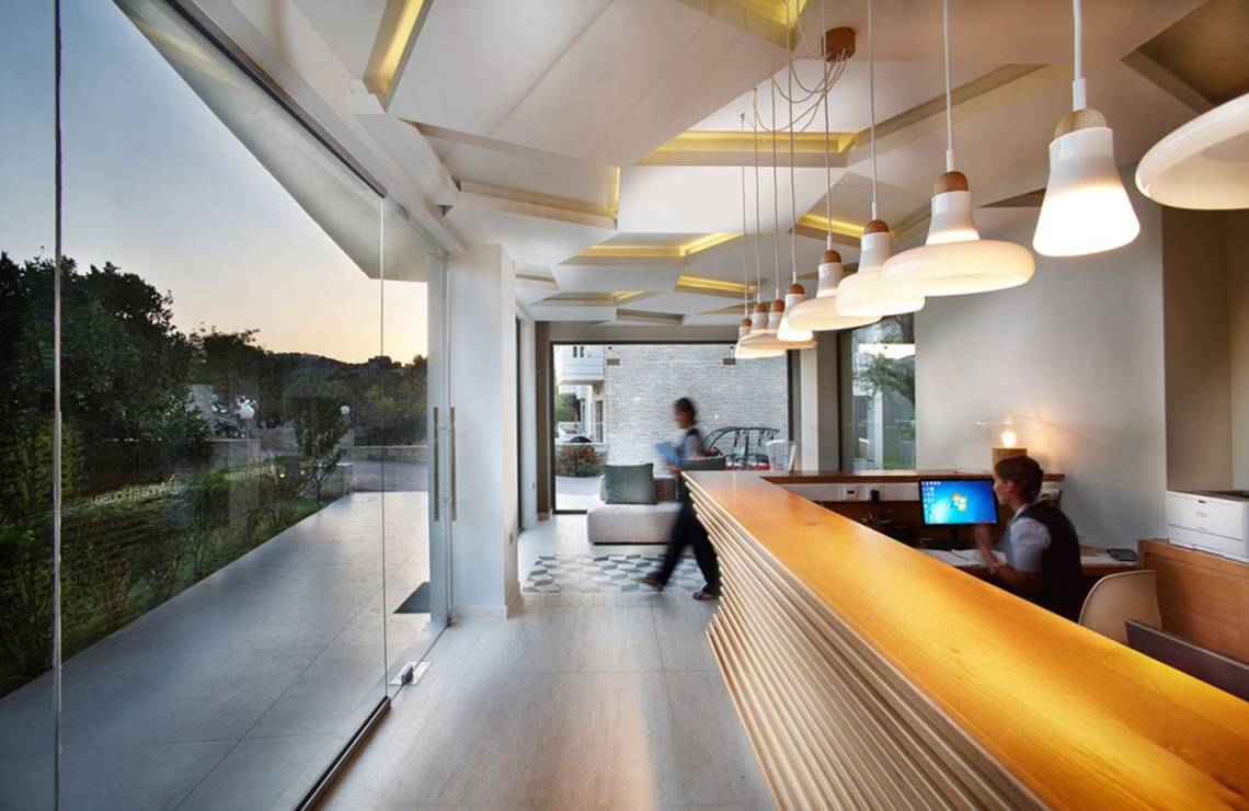 Innenansicht der Lobby von Annas House Hotel mit Rezeption, Tisch und Personen