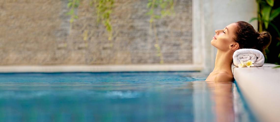Frau genießt entspannt im Pool des El Dorado Royale Spa Resort