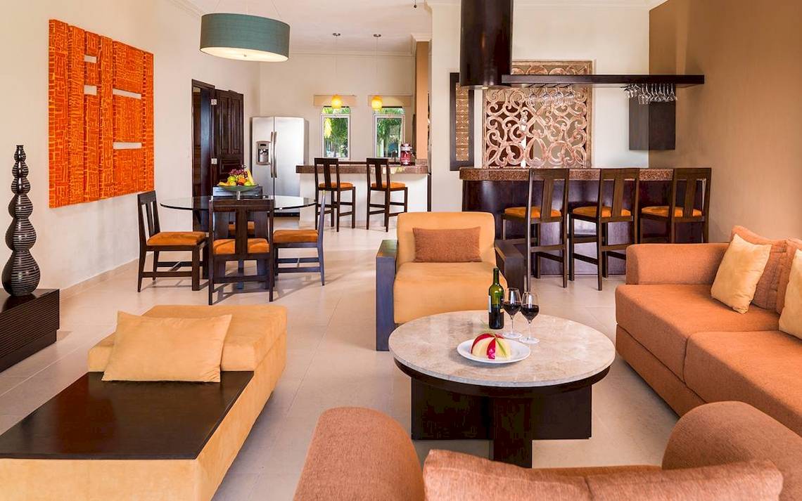 Innenbereich des El Dorado Royale Spa Resorts mit Wohnzimmer, Essbereich und Bar.