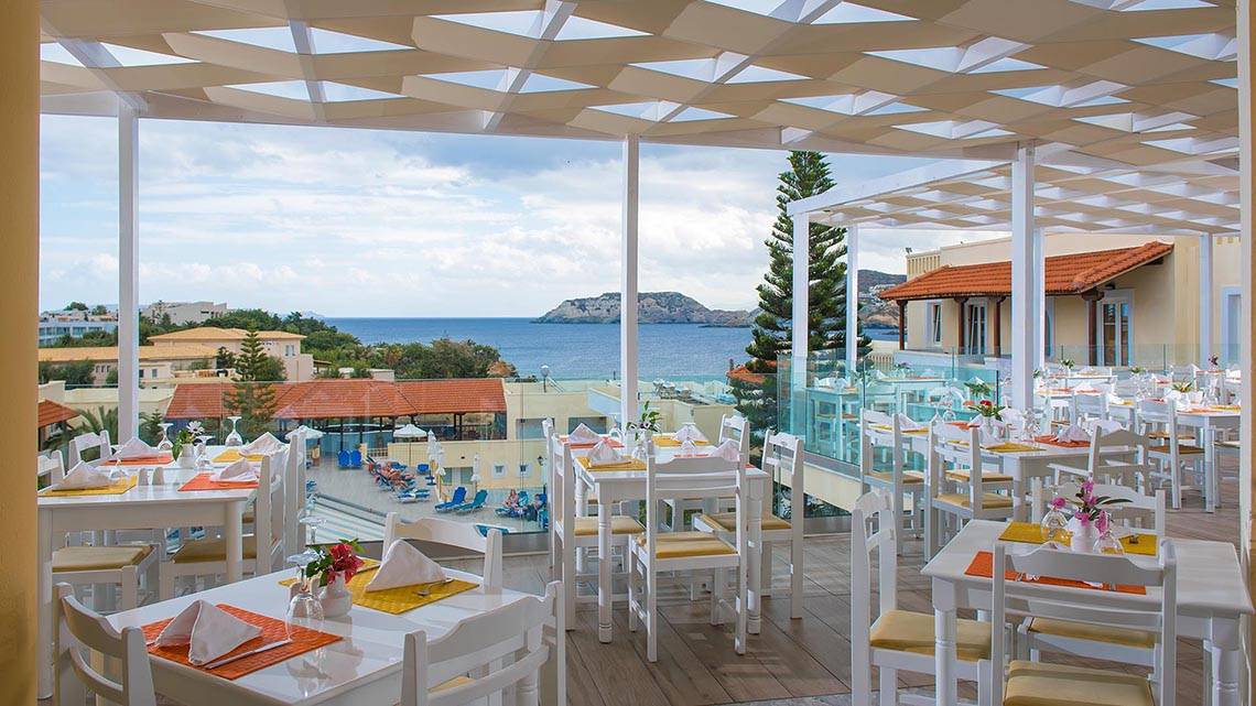 Außenbereich des Alexander House Hotels mit Blick auf das Meer und die Gebäude.