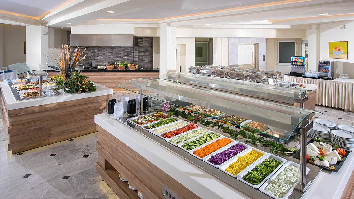 Buffetbereich im Alexander House Hotel mit verschiedenen Speisen in transparenten Schalen.