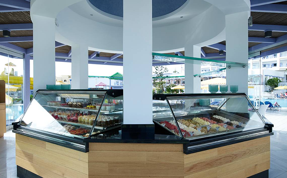 Desserttresen im Serita Beach Hotel mit verschiedenen Kuchen und Gebäck.