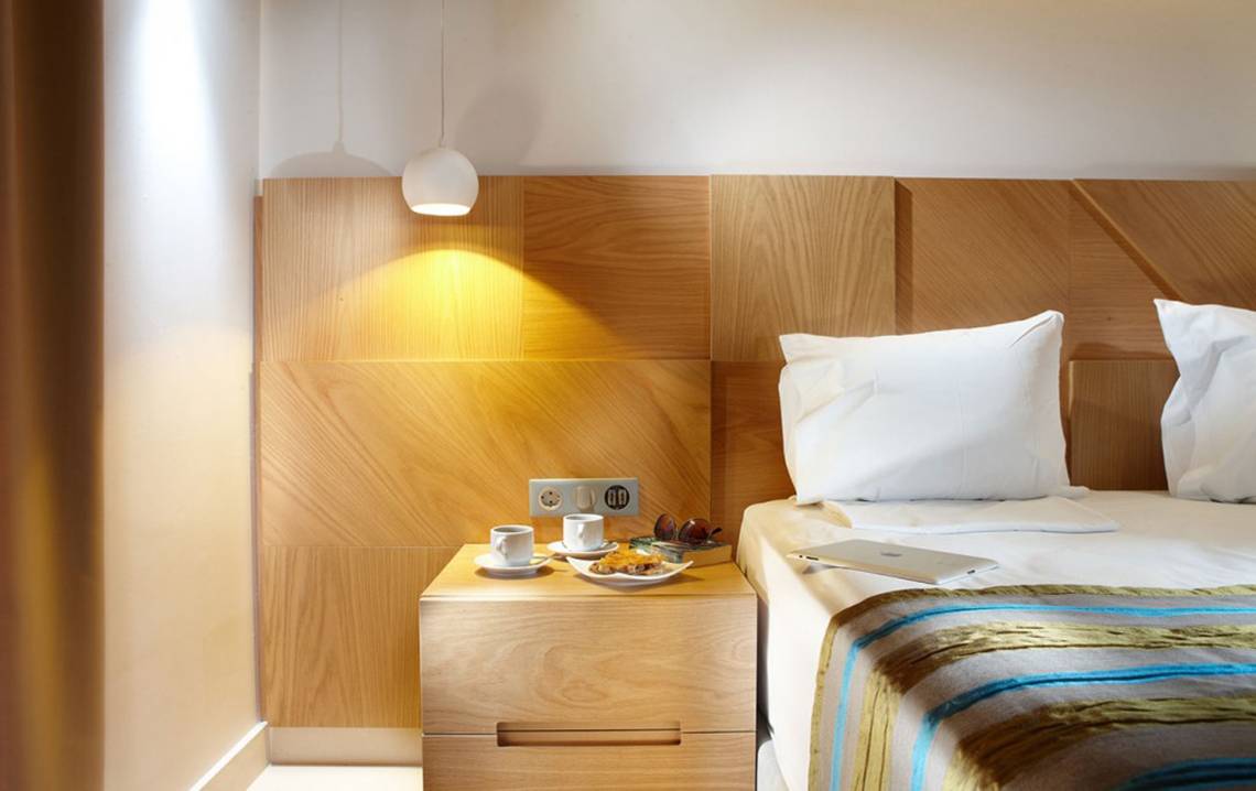 Ein Zimmer in Anna's House mit einem Bett, Nachttisch und Frühstückstablett.