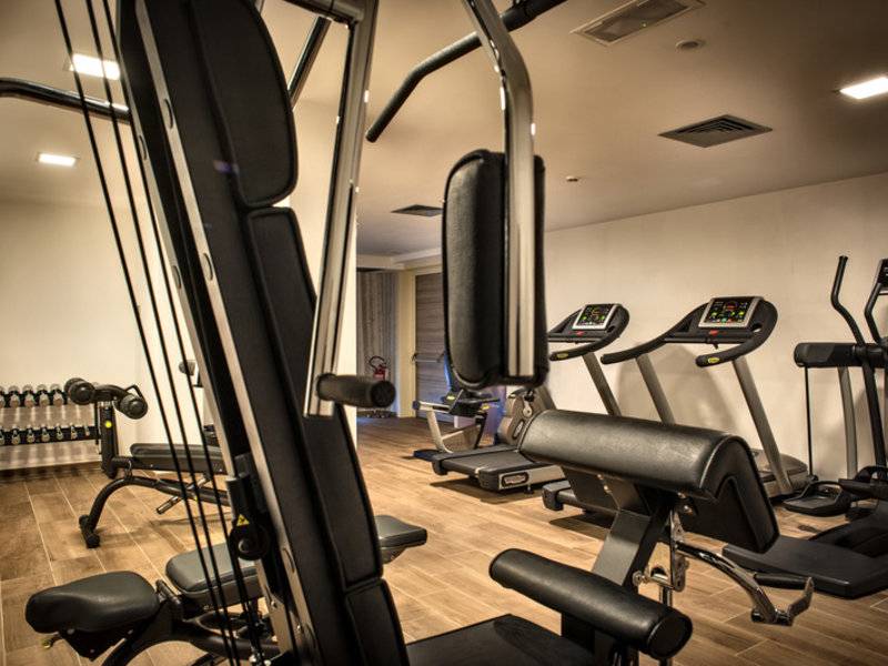 Fitnesscenter im Grand Hotel Resort Ma&Ma mit verschiedenen Trainingsgeräten