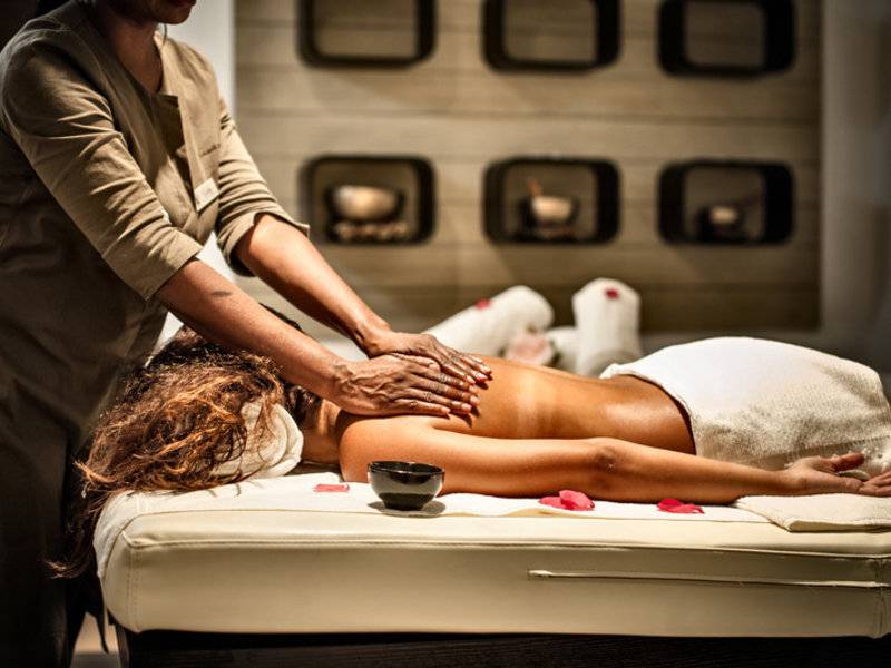 Eine Frau erhält eine Massage im Grand Hotel Resort Ma&Ma.