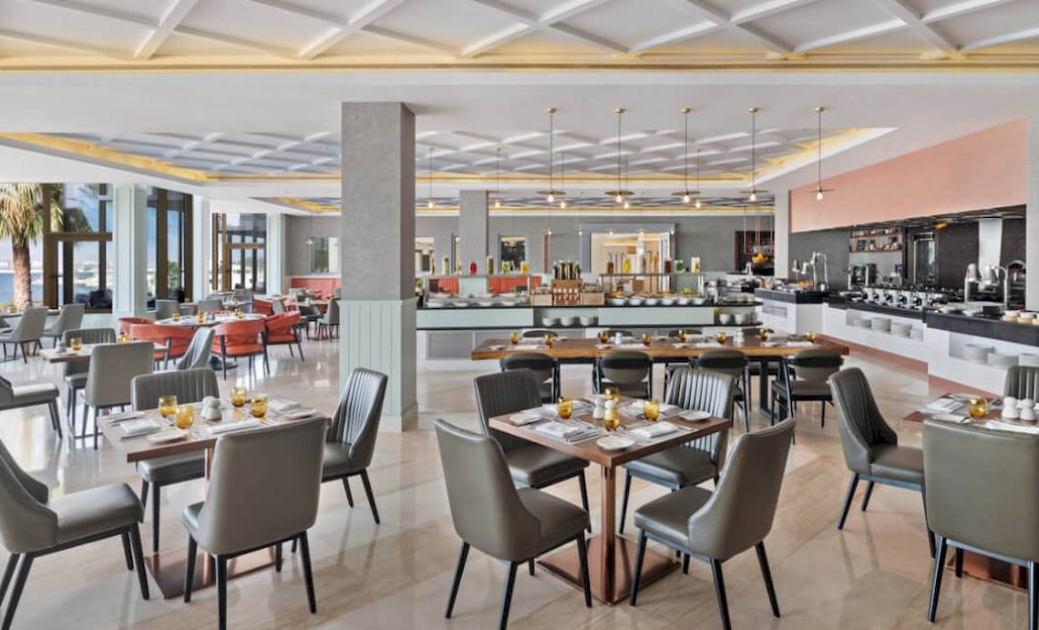 Restaurant des JA Lake View Hotels mit modernen Möbeln und geräumigem Ambiente.