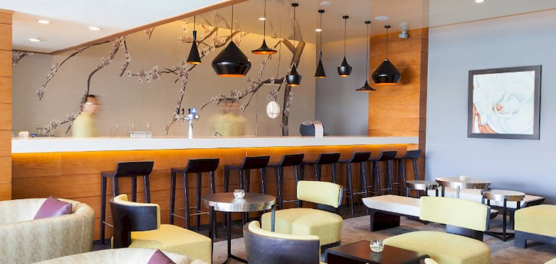 Lobby-Bar-Sitzecke im JA Lake View Hotel mit modernem Design und dekorativen Leuchten.