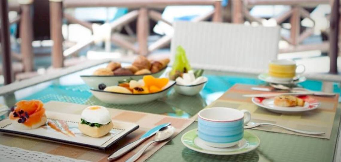 Frühstückstisch im JA Lake View Hotel mit verschiedenen Speisen und Getränken.